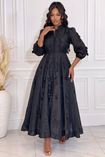 Changer la couleur de la robe en utilisant la couleur de l’image de référence 2, puis adopter une nouvelle pose élégante et naturelle qui met en valeur la tenue et ses détails. Conserver exactement le même modèle de robe, sa coupe, sa longueur et ses finitions.

NB : Garder une excellente qualité d’image, avec une netteté élevée et des détails visibles même lorsqu’on zoome. Ne pas altérer la qualité, la luminosité ni les couleurs du reste de l’image.