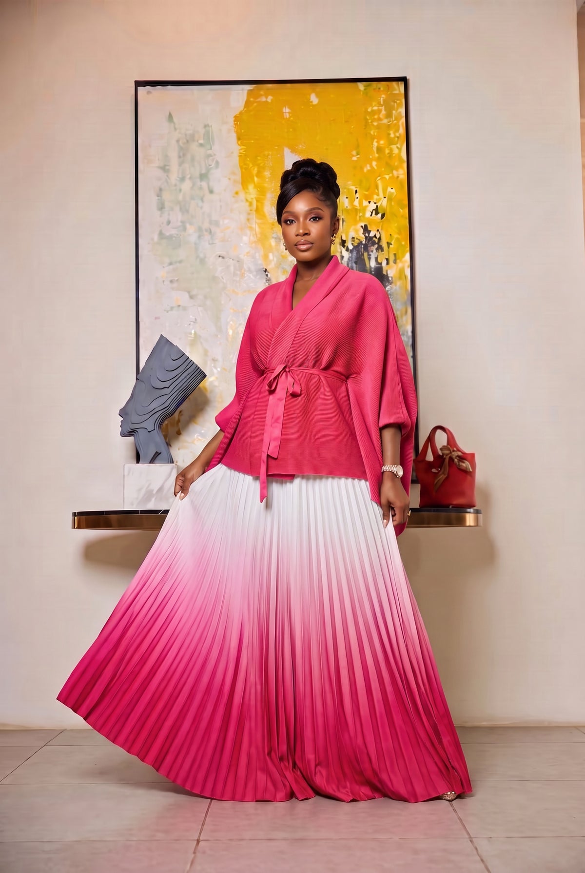 Changer la couleur de la robe en utilisant la couleur de l’image de référence 2, puis adopter une nouvelle pose élégante et naturelle qui met en valeur la tenue et ses détails. Conserver exactement le même modèle de robe, sa coupe, sa longueur et ses finitions.

NB : Garder une excellente qualité d’image, avec une netteté élevée et des détails visibles même lorsqu’on zoome. Ne pas altérer la qualité, la luminosité ni les couleurs du reste de l’image.
NB : Reproduire uniquement le décor, sans mannequin ni vê