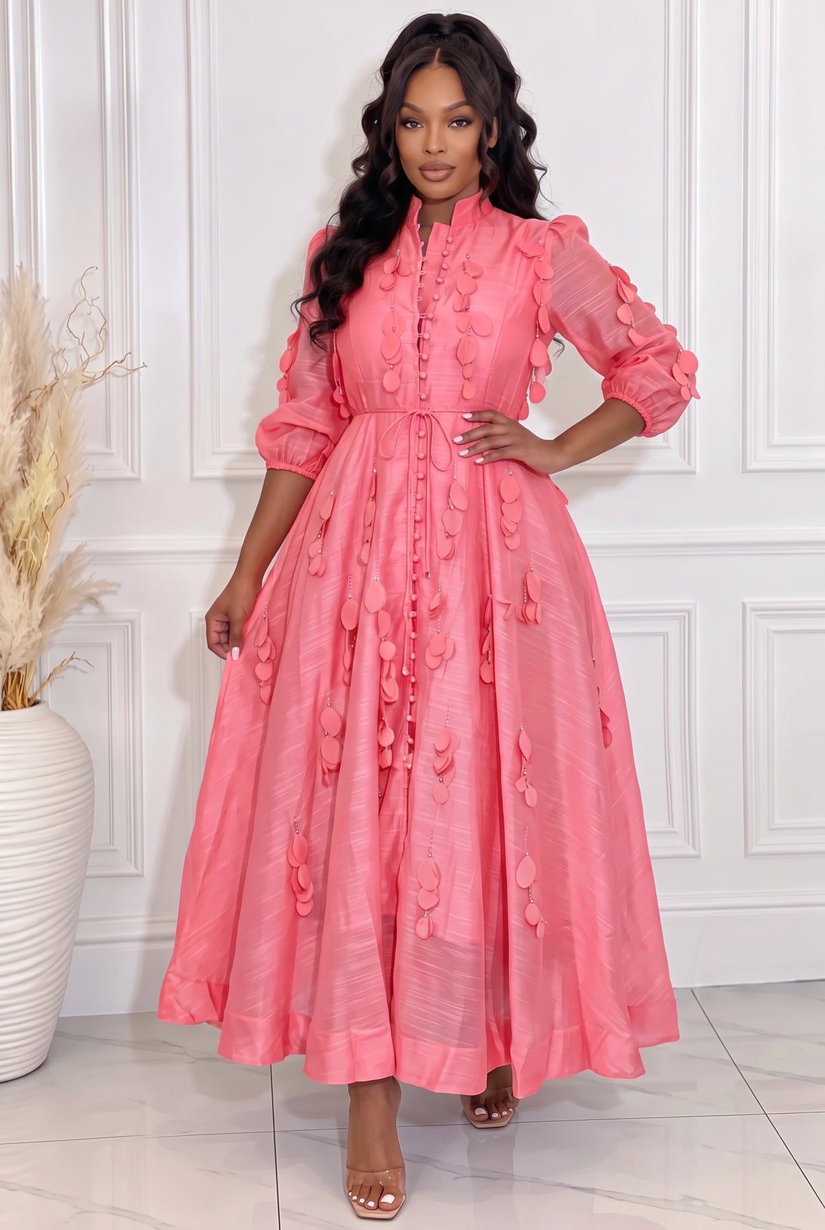 Modifier la couleur de la tenue pour qu’elle corresponde exactement à celle de l’image de référence 2. Respecter fidèlement la teinte originale, sans modifier le modèle, la coupe ni les détails de la robe. Et le mannequin doit changer de position et le noeud du fils attaché devant

NB : Conserver une excellente qualité d’image, avec une netteté élevée et des détails parfaitement visibles, même lorsqu’on zoome. Ne pas modifier la luminosité ni les couleurs du reste de l’image.