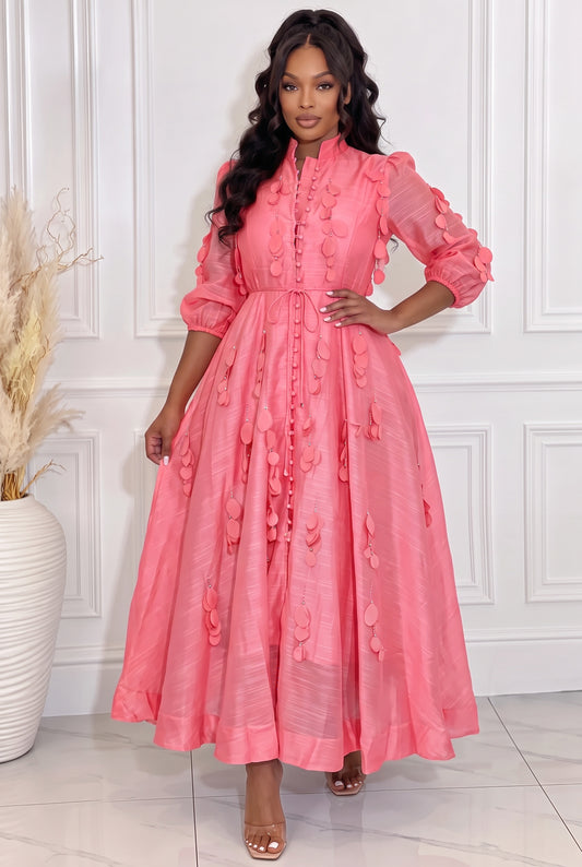 Modifier la couleur de la tenue pour qu’elle corresponde exactement à celle de l’image de référence 2. Respecter fidèlement la teinte originale, sans modifier le modèle, la coupe ni les détails de la robe. Et le mannequin doit changer de position et le noeud du fils attaché devant

NB : Conserver une excellente qualité d’image, avec une netteté élevée et des détails parfaitement visibles, même lorsqu’on zoome. Ne pas modifier la luminosité ni les couleurs du reste de l’image.