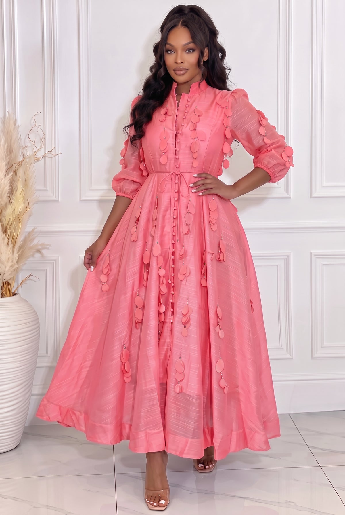 Changer la pose du mannequin en adoptant une nouvelle position élégante et naturelle qui met en valeur la robe. Conserver fidèlement le modèle, la coupe, la longueur et tous les détails de la tenue.

NB : Ne pas modifier la qualité ni les couleurs de l’image. Garder une excellente netteté afin que tous les détails de la robe restent visibles, même lorsqu’on zoome.

NB : Garder une excellente qualité d’image, avec une netteté élevée et des détails visibles même lorsqu’on zoome. Ne pas altérer la qualité, la 
