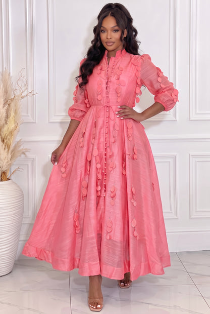 Changer la pose du mannequin en adoptant une nouvelle position élégante et naturelle qui met en valeur la robe. Conserver fidèlement le modèle, la coupe, la longueur et tous les détails de la tenue.

NB : Ne pas modifier la qualité ni les couleurs de l’image. Garder une excellente netteté afin que tous les détails de la robe restent visibles, même lorsqu’on zoome.

NB : Garder une excellente qualité d’image, avec une netteté élevée et des détails visibles même lorsqu’on zoome. Ne pas altérer la qualité, la 